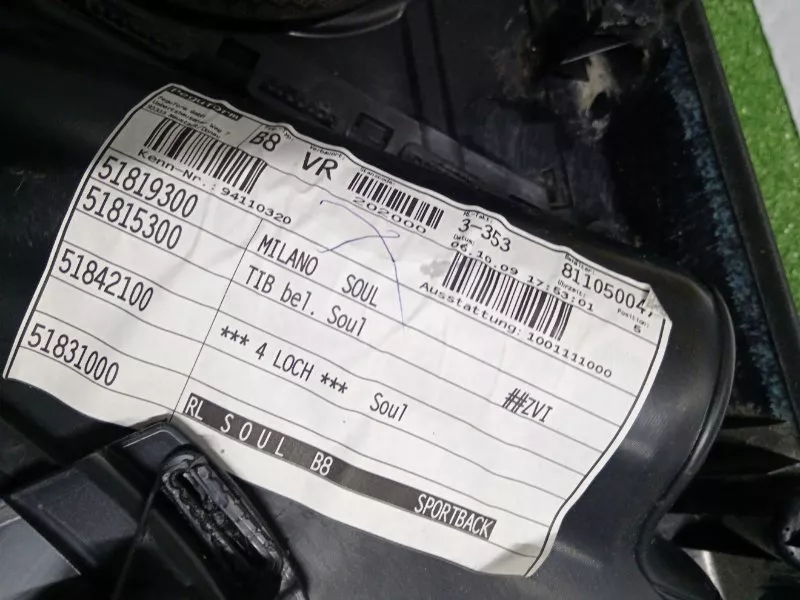 Обшивка двери Audi A4 2009 8K0867104AFWFA B8, передняя правая