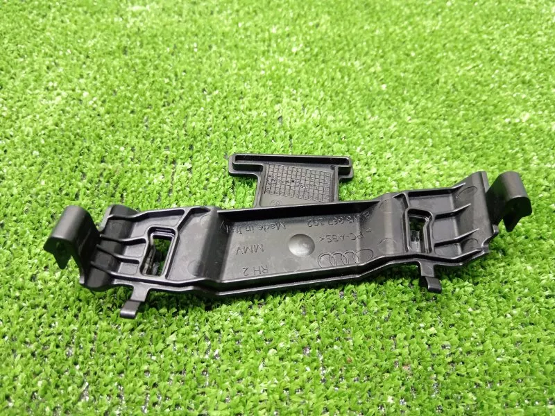 Кронштейн обшивки стойки