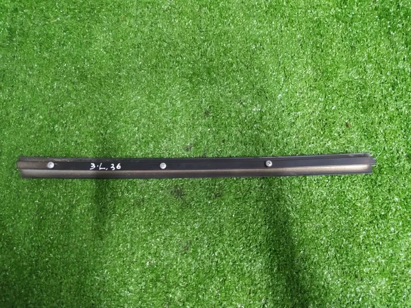 Направляющая стекла двери