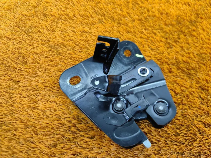 Замок спинки сиденья