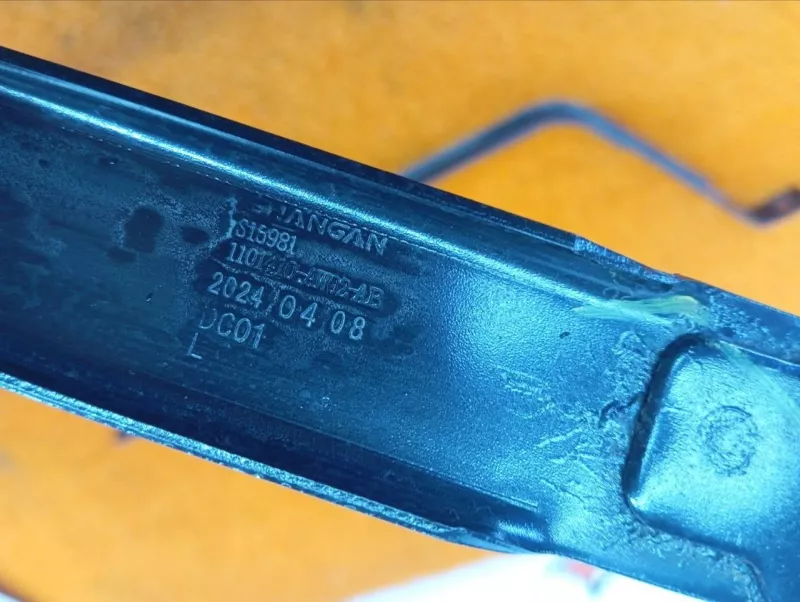 Крепление топливного бака