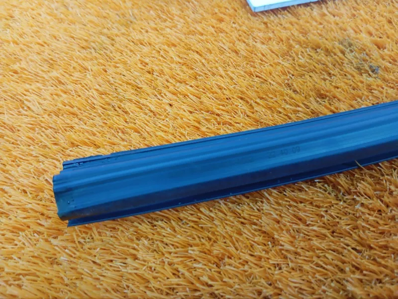 Уплотнитель стекла двери