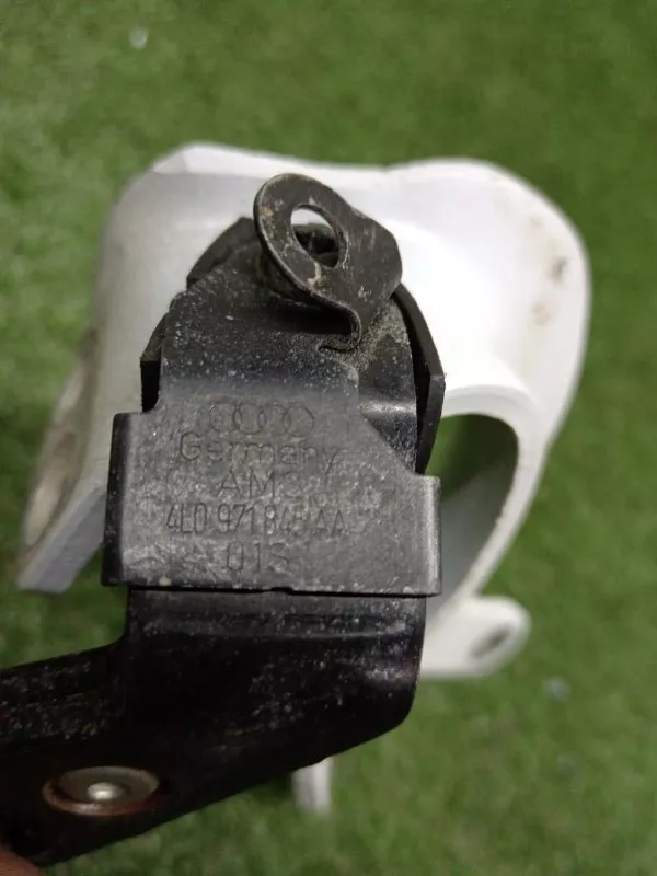 Петля двери багажника