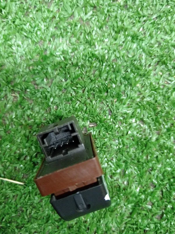 Кнопка открывания багажника