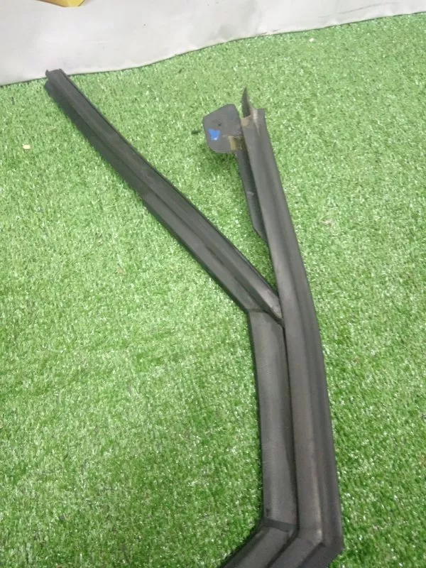 Уплотнитель стекла двери