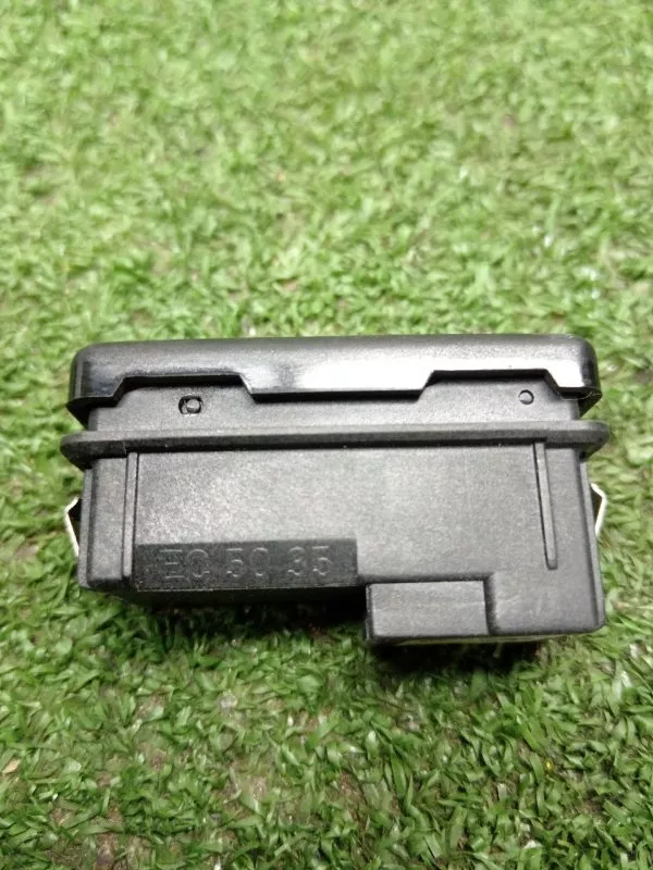 Кнопка открывания багажника