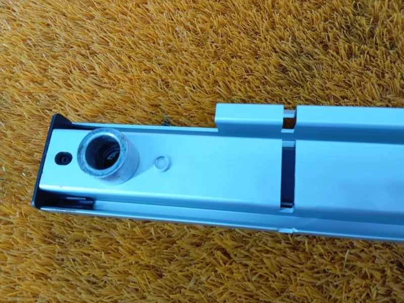 Направляющая шторки багажника