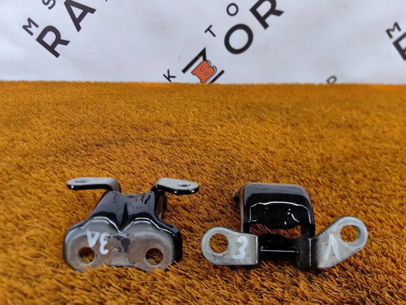 Петля двери