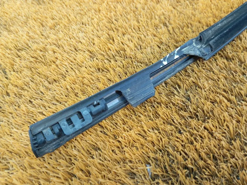 Уплотнитель стекла двери