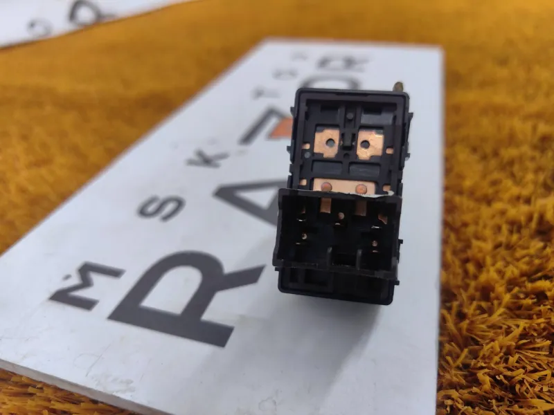 Кнопка стеклоподъемника