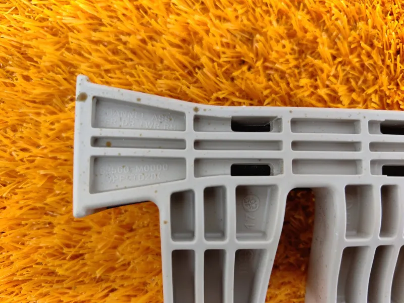 Направляющая стекла двери