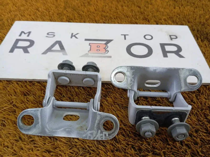 Петля двери багажника