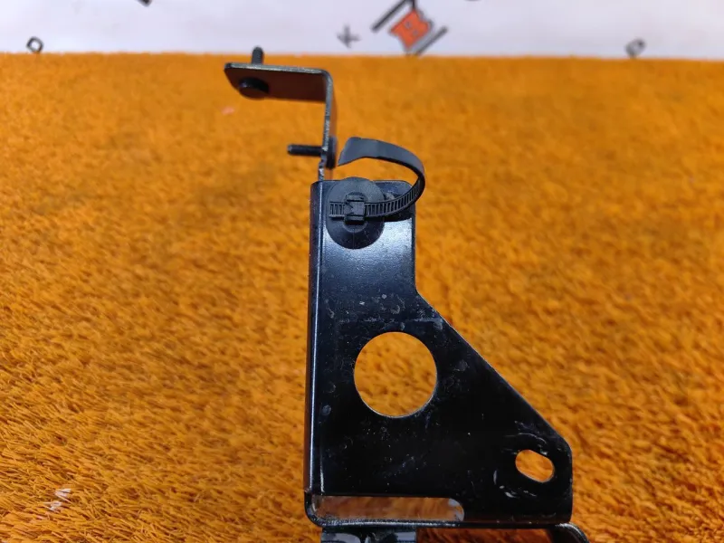 Кронштейн АКБ