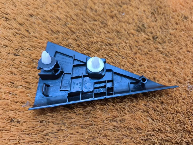 Уголок двери