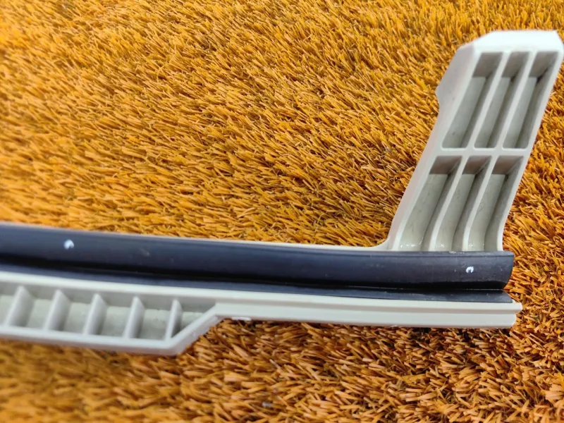 Направляющая стекла двери