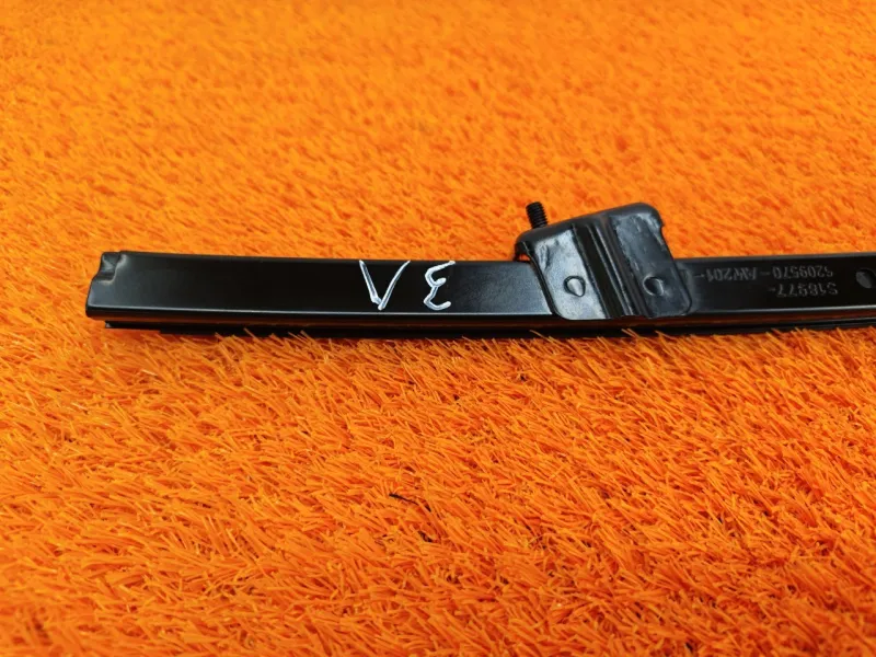 Направляющая стекла двери