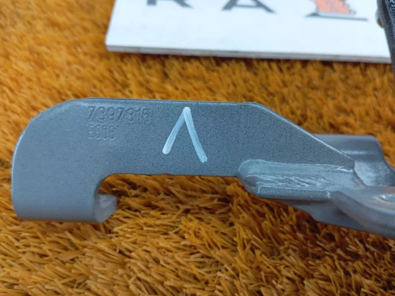 Петля двери багажника