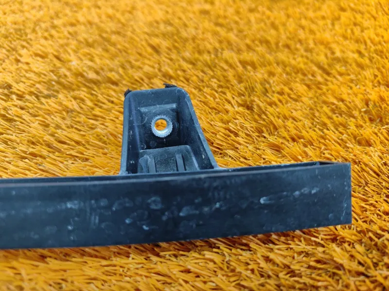 Направляющая стекла двери