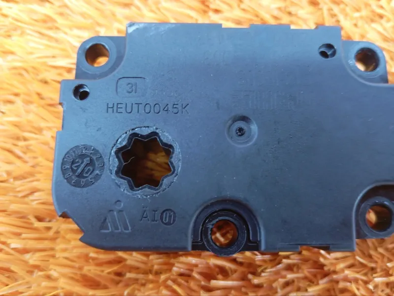 Сервопривод заслонок печки