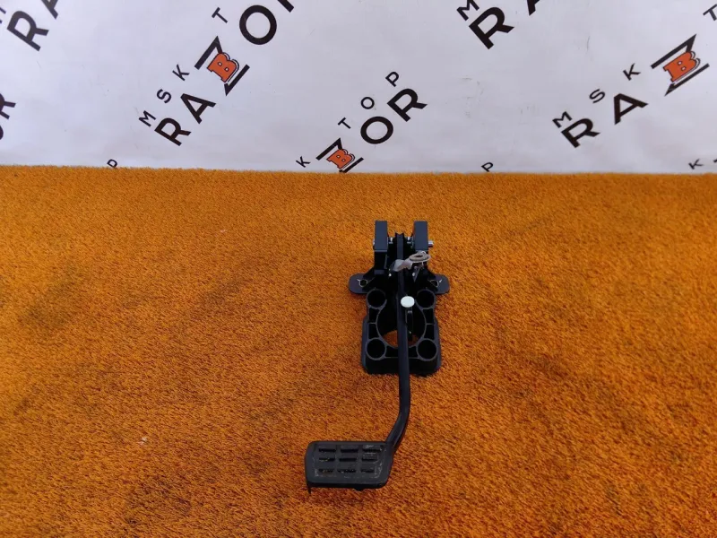 Педаль тормоза