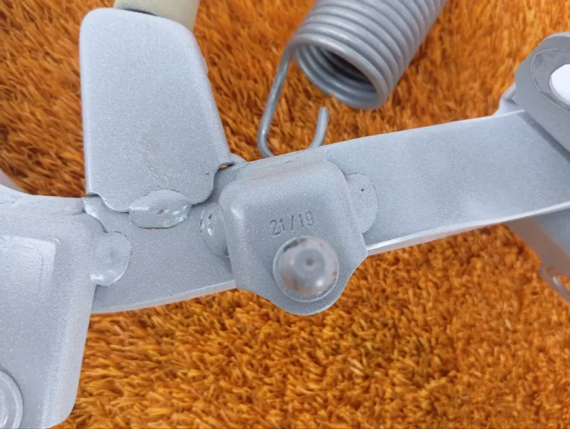 Петля крышки багажника