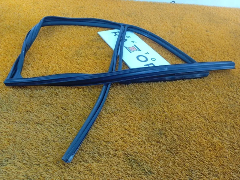 Уплотнитель стекла двери