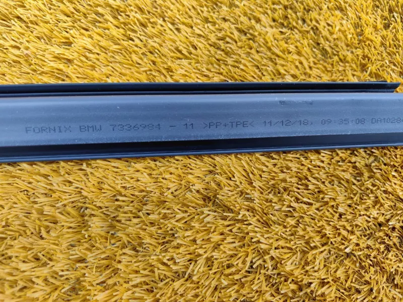 Уплотнитель стекла двери