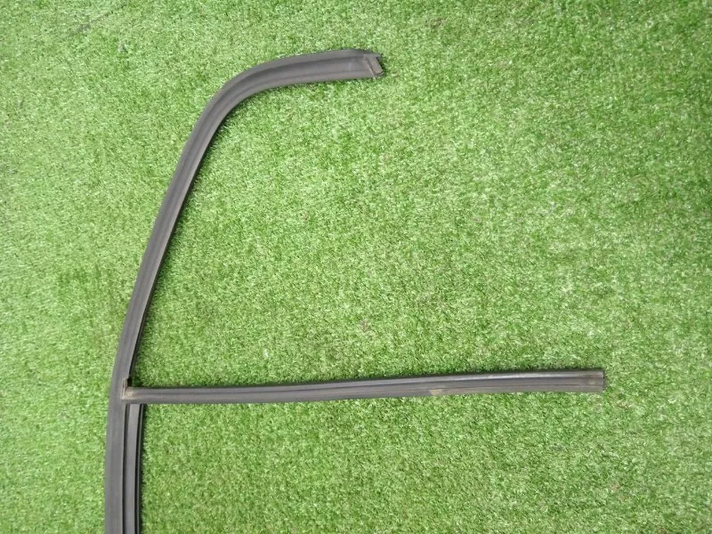 Уплотнитель стекла двери