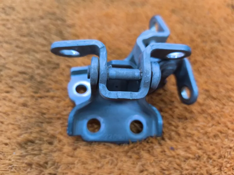 Петля двери