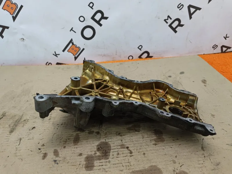 Крышка двигателя передняя