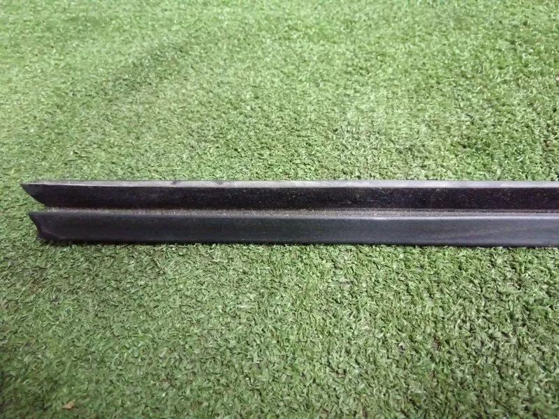 Направляющая стекла двери