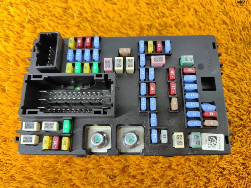 Блок предохранителей салонный