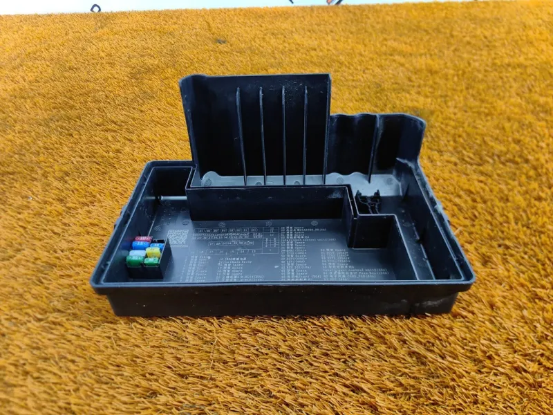 Крышка блока предохранителей