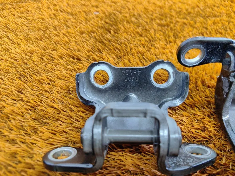 Петля двери