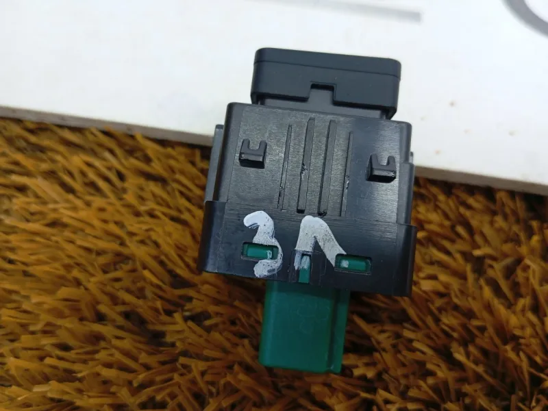 Кнопка обогрева сидений