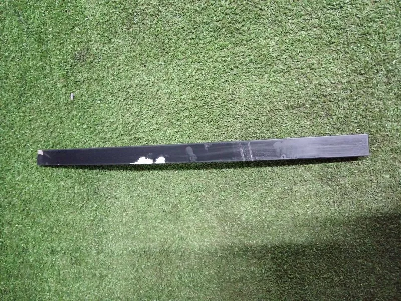 Направляющая стекла двери