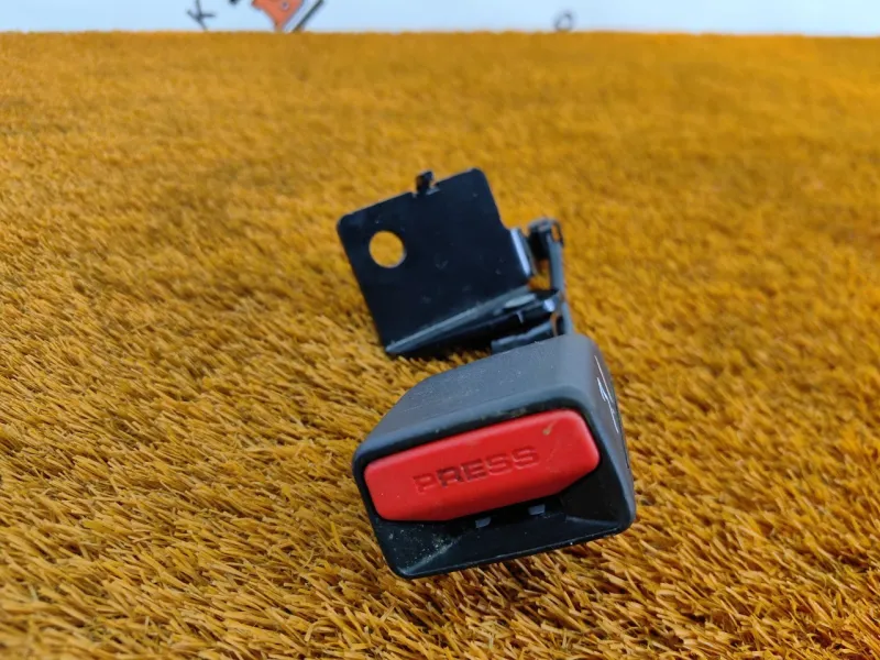 Ответная часть ремня безопасности