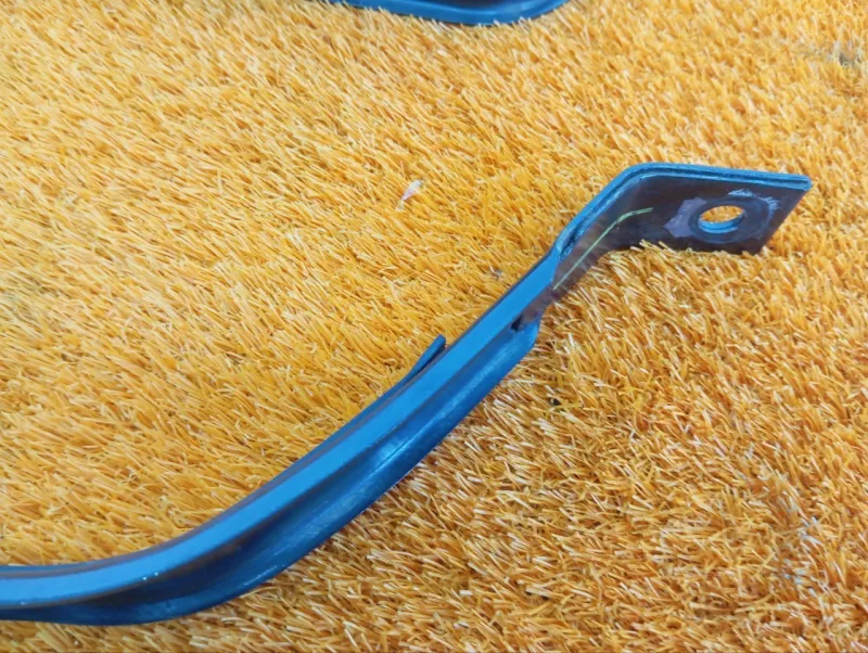 Крепление топливного бака