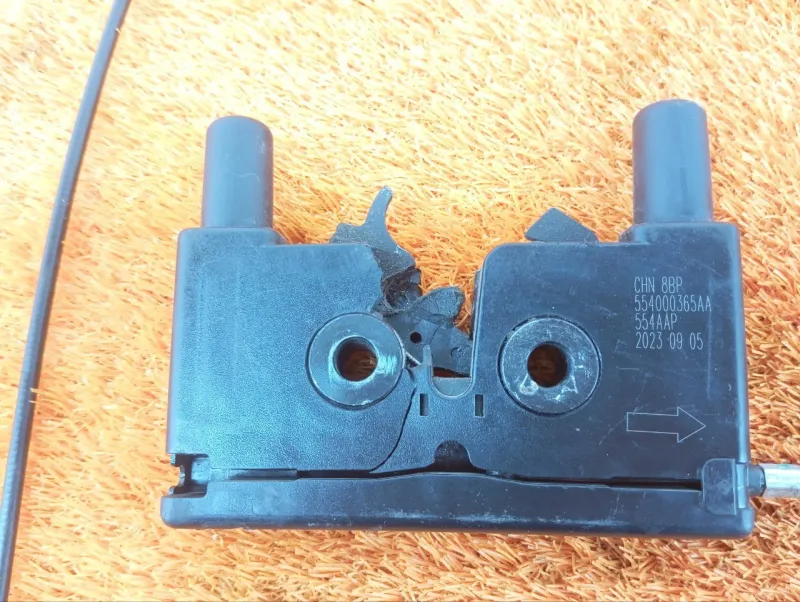 Замок капота