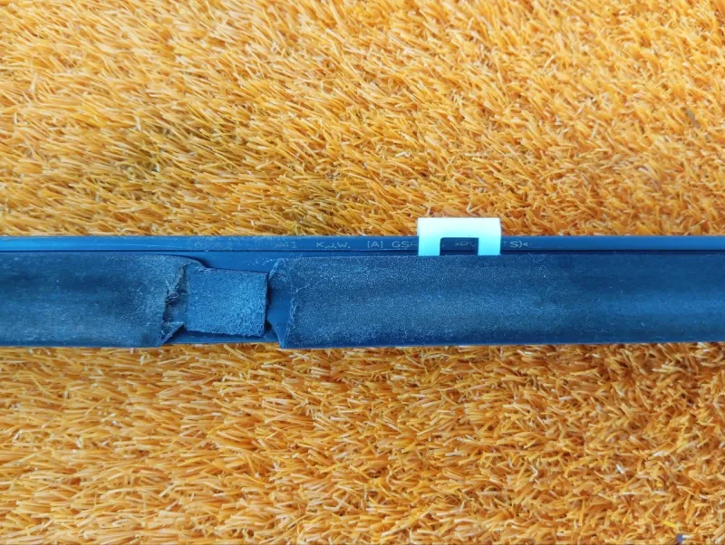 Уплотнитель стекла двери