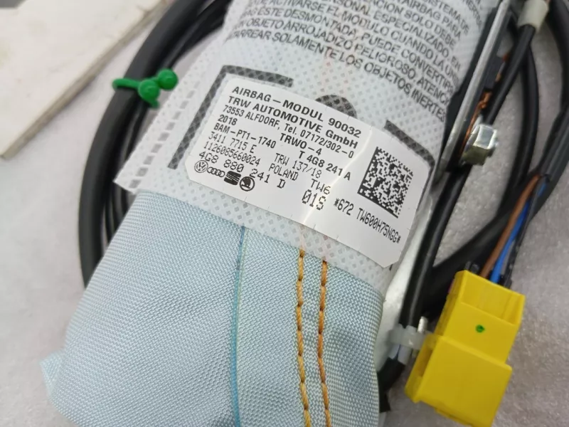 Шторка безопасности Audi A6 2018 4G8880241B C7, левая