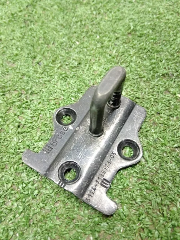 Петля крышки багажника