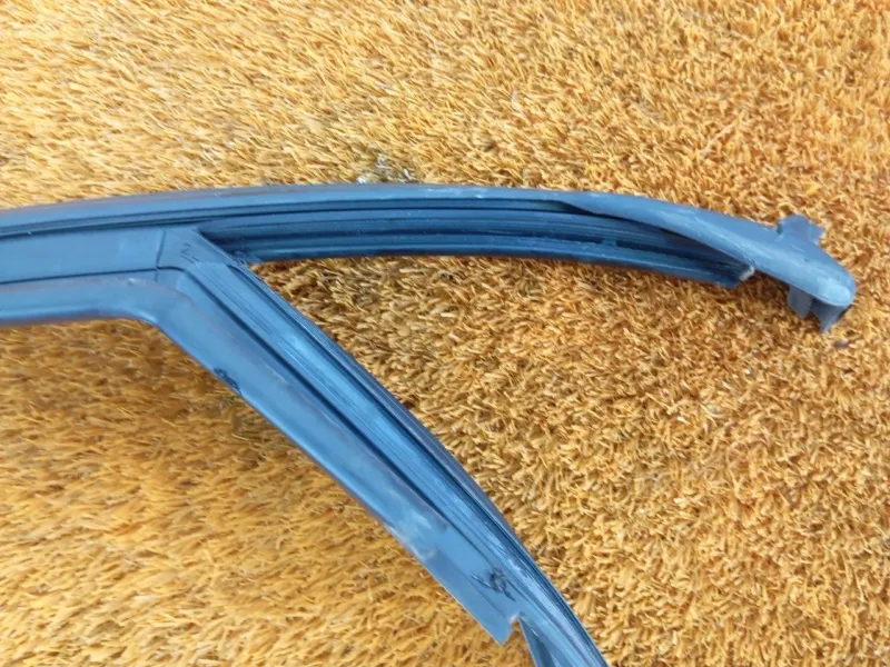 Уплотнитель стекла двери