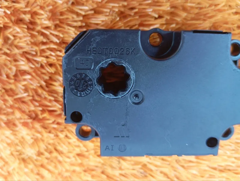 Сервопривод заслонок печки