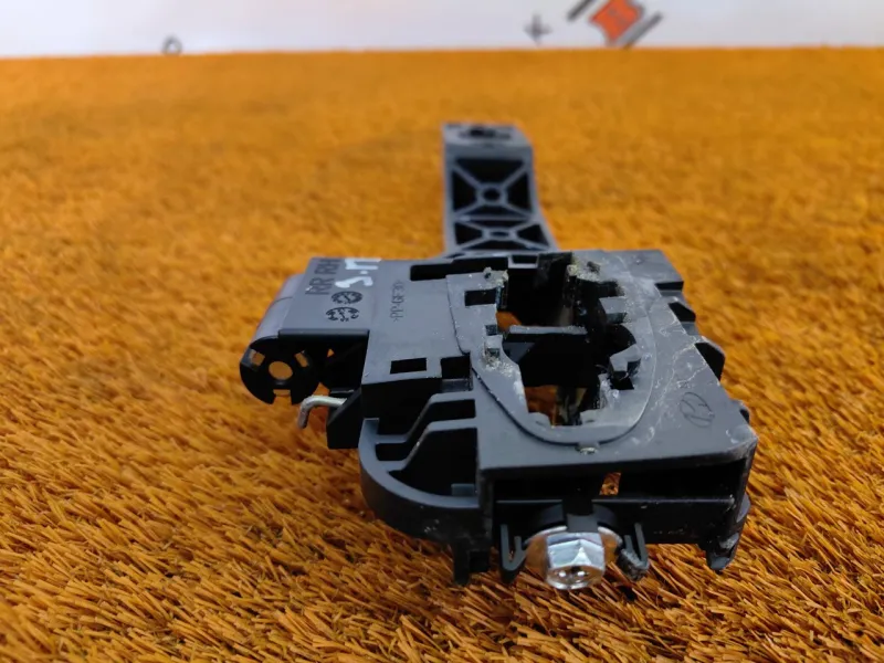 Кронштейн ручки двери