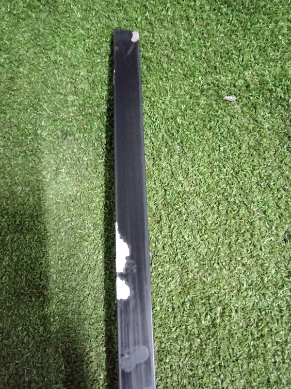 Направляющая стекла двери