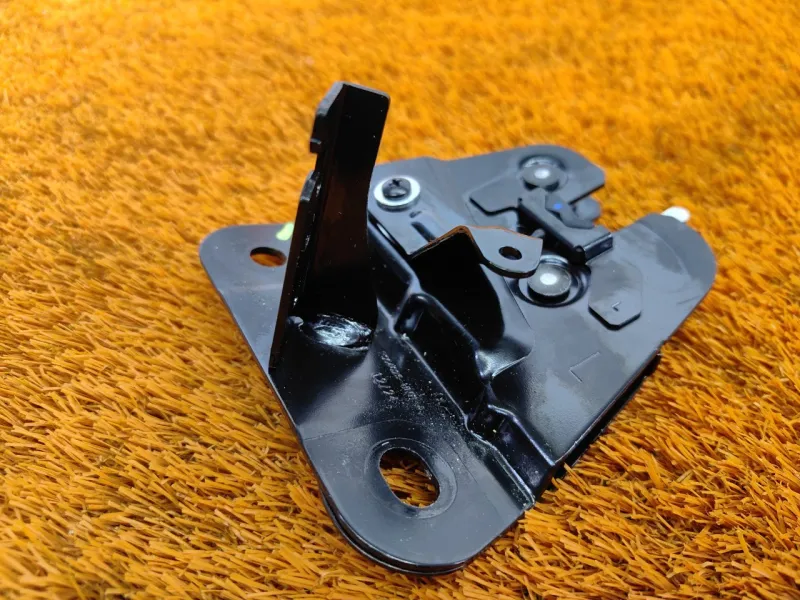 Замок спинки сиденья