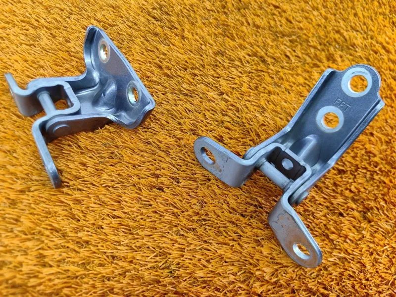 Петля двери