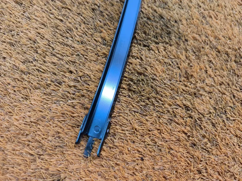 Направляющая стекла двери