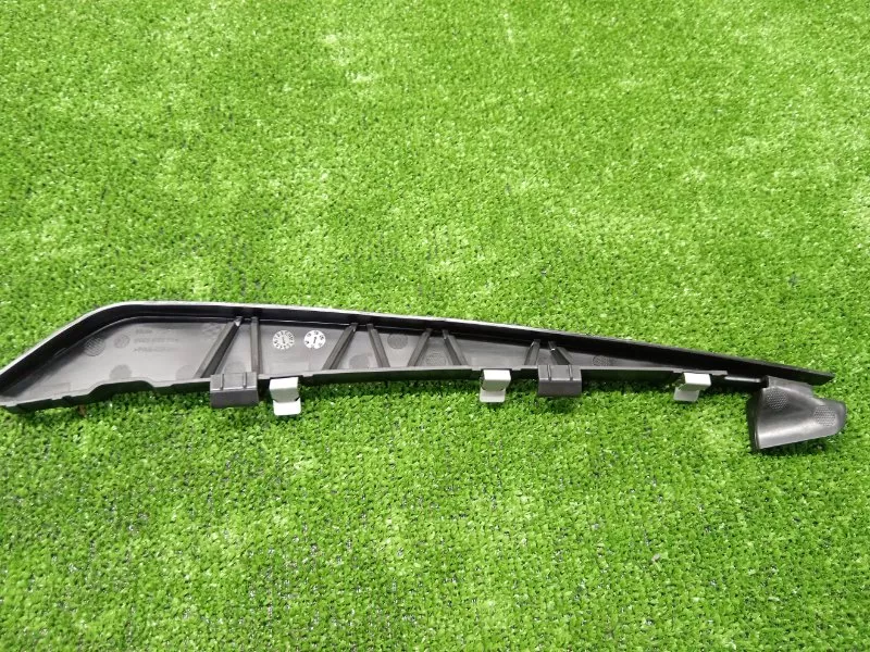 Кронштейн уплотнителя двери